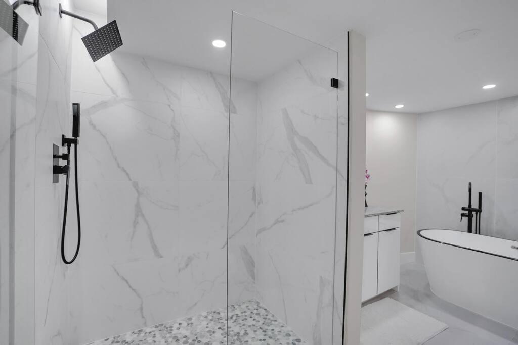 Superstar! Penthouse With Water And Park Views! Apartment